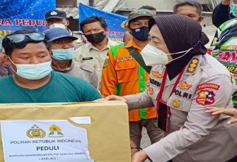Polisi Wanita (Polwan) bergerak membantu korban bencana erupsi Gunung Semeru dengan menyalurkan bantuan sosial (Bansos) serta menggelar trauma healing