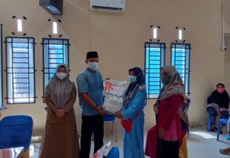 Pemdes Tembeling Salurkan Bantuan Beras PKH ke Warga