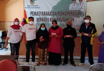 Kades Harjosari, Kang Tarso (kedua dari kiri), saat memberikan Banpres BPUM secara simbolis kepada warga.