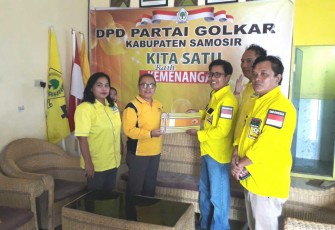 Ketua DPD Partai Golkar Samosir serahkan SK MKGR kepada KSB Pengurus
