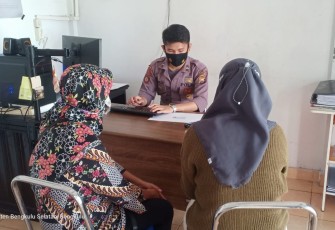 Korban Saat Melapor Ke Polres Bengkulu Selatan
