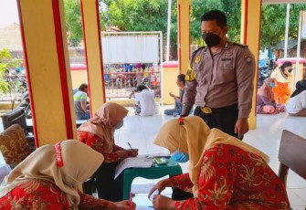 Pastikan Vaksinasi Covid-19 Berjalan Lancar, Bhabinkamtibmas Polsek Palasah Terus pantau Setiap Kegiatannya