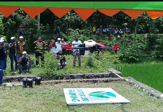 Petani di Desa Tumpukan, Karangdowo Menggunakan Drone Sebagai Alat Semprot Hama Pertanian
