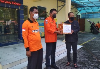 Penyerahan bantuan secara simbolis dari Bupati Karanganyar Juliyatmono kepada Komandan SAR Kabupaten Karanganyar Prihanto, pada Kamis (9/12/2021) pagi, di halaman Kantor Pudam Tirta Lawu, untuk membantu korban terdampak bencana erupsi Gunung Semeru di Lumajang, Jawa Timur.