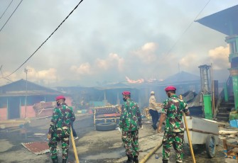 Yonmarhanlan VIII Bitung Terjunkan Personil Kelokasi Kebakaran