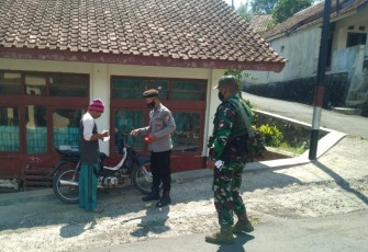 Kapolsek Cingambul-Polres Majalengka, Melaksanakan Ops Yustisi Dengan Personil Tiga Pilar Bersinergi, Guna Kedisiplinan Warga Agar Tetap Patuhi Prokes