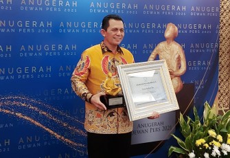 Gubernur Provinsi Kepulauan Riau H. Ansar Ahmad SE.MM, menerima anugerah sebagai Provinsi terbaik se Indonesia dalam hal kemerdekaan atau kebebasan pers tahun 2021
