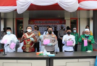 Kapoldasu Gelar Konfrensi Pers Di Mapolres Labuhanbatu Terkait Pembacokan Ketua MUI Labura