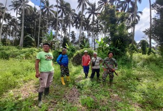 Anggota satgas TMMD kodim Bitung Koptu Marinir Steven Dien bersama Sertu Supratman saat komsos dengan petani sekitar Lokasi TMMD