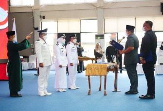  Plt Bupati Bintan, Roby Kurniawan melantik Kepala Desa Terpilih pada Pilkades Serentak yang diselenggarakan beberapa waktu lalu