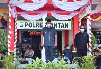 Plt Bupati Bintan Roby Kurniawan menjadi Inspektur Upacara (Irup) dalam pelaksanaan apel Operasi Lilin Seligi 2021 di Mapolres Bintan, Kamis (23/12) pagi