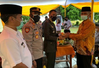 Dandim 0715 Kendal memberikan potongan tumpeng kepada Pengurus MDTA NU Roudhotul Mualimin Desa Dawung Kecamatan Kangkung Kabupaten Kendal, Rabu 10/11/2021