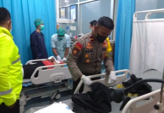 Anggota Danton Dalmas Polda Jateng Tolong Korban Kecelakaan 