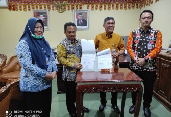 Pemerintah Kabupaten Lampung Barat di wakili oleh sekda Lambar Akmal Abdul Nasir SH Lakukan penandatangan Nota Kesepakatan tentang Optimalisasi Program Jaminan Kesehatan Nasional Dengan kepala BPJS kantor cabang kota bumi Idham Kholid bertempat Ruang Rapat Sekincau
