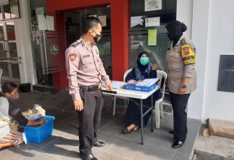 Polsek Majalengka Kota Terus Laksanakan Monitoring Sekaligus Pengamanan Vaksinasi Warga 
