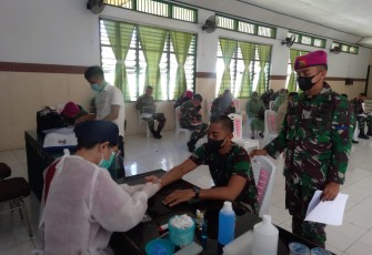 Prajurit Yonmarhanlan VIII Bitung saat melakukan pemeriksaan tensi darah