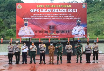 Dalam rangka Kesiapan menyambut Natal 2021 dan Tahun Baru 2022 (Nataru), Polres Lingga laksanakan apel gelar pasukan Operasi Lilin Seligi tahun 2021 di halaman Apel Mapolres lingga