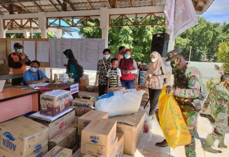 Ibu Persit kodim 1310/Bitung  saat memberikan bantuan ke posko