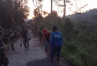 Satgas TMMD Laksanakan Pembersihan Jalan yang Sudah di Perbaiki oleh Satgas TMMD 112
