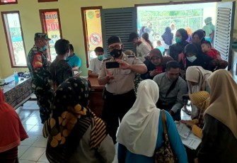 Gerai Vaksin Presisi TNI-POLRI Dosis I dan II di Wilkum Polsek Cibalong Polres Garut