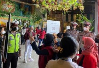 Kepala Satuan Lalu Lintas (Kasat Lantas) Polres Batu AKP Indah Citra Fitriani beserta anggotanya melaksanakan kegiatan sosialisasi aplikasi Peduli Lindungi di lokasi Wisata Batu Love Garden