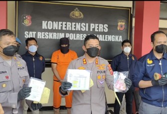Jadi sebelum kasus pencurian, pelaku telah dilaporkan juga atas tindakan pencemaran nama baik. Korban bernama NU dimana korban disudutkan sebagai sosok orang yang berada dibalik permasalahan pada masyarakat di sekitar PT KALDU SARI NABATI, ujar Edwin saat konferensi pers
