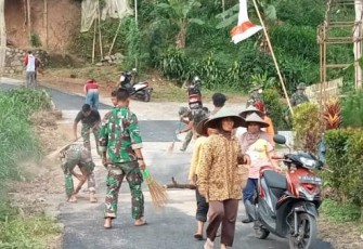 Senyuman Bahagia Warga Desa Tulungrejo Saat Melewati Jalan Cor yang di Bangun Satgas TMMD 112 