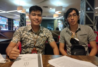 Marshall Tambajong SH kiri mendampingi kliennya Bryen kanan saat konferensi pers