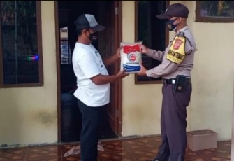 Polsek Palasah Bagikan Bansos Ke-Warga Tak Mampu Melalui Bhabinkamtibmas 'Door To Door'