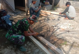 Terlihat Kemahiran Satgas TMMD Dalam Memainkan Gergaji