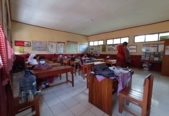 Monitoring Prokes Pembelajaran Tatap Muka Terbatas (PTMT) Digelar Kapolsek Cisompet Garut
