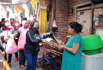 Anggota DPRD Jatim Agatha Retnosari Saat Membagikan Masker 