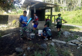 Komandan regu Serda Saiful M saat berada di lokasi pekerjaan pos kamling bersama timnya