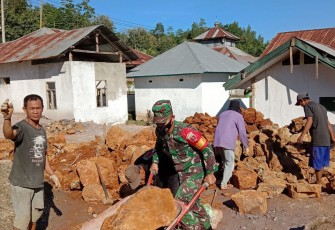 Peduli Sarana Ibadah, Babinsa Kendari Laksanakan Kerja Bakti Bersama Warga Binaan