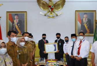 Gubernur Rohidin Mersyah menerima Penghargaan dari Badan Pengawasan Keuangan dan Pembangunan
