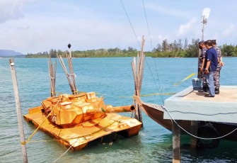 Benda Serupai Tank Terapung di Perairan Pulau Beruan saat diamankan