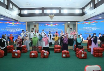 Walikota Rahma Serahkan Baju Seragam Untuk Majelis Taklim