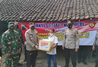 Kapolres dan Dandim Blora  gandeng PWI bagikan Sembako gratis kepada PKL