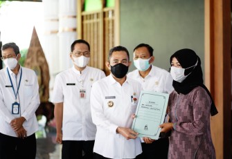 Bupati Haryanto Serahkan Santunan Kematian