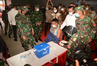 Panglima Daerah Militer (Pangdam) III/Siliwangi Mayor Jenderal TNI Agus Subiyanto, S.E., M.Si, sambut Anggota Dewan Pertimbangan Presiden (Wantimpres) Agung Laksono dan Anggota Komisi I DPR RI Akbarshah Fikarno, dalam rangka kunjungan kerja ke wilayah Cirebon, Jawa Barat, Kamis (26/8/2021).