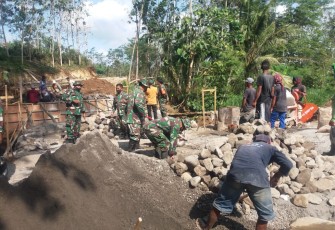 Anggota Kodim 0808/Blitar bersama Rakyat Bangun Jembatan Penghubung Dua Desa di Kecamatan Kademangan (foto : Kodim 0808/Blitar kepada Klikwarta.com)