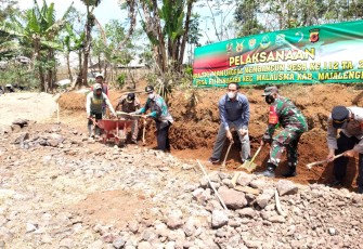 Peletakan batu pertama yang disaksikan oleh unsur Muspika Kecamatan Malausma bersama tokoh masyarakat, tokoh adat dan masyarakat setempat dalam program TMMD 112 Kodim 0617