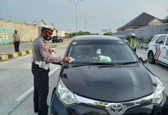 Anggota Satlantas Polres Pekalongan Kota Gencar Sosialisasikan Aplikasi Peduli Lindungan