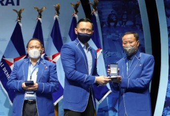 AHY saat memberikan penghargaan ‘Pejuang Demokrat’ kepada 35 sesepuh dan senior Partai 