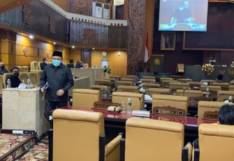 Sidang paripurna tentang jawaban Eksekutif Jatim atas Pandangan Umum Fraksi-Fraksi terhadap Raperda P-APBD 2021.