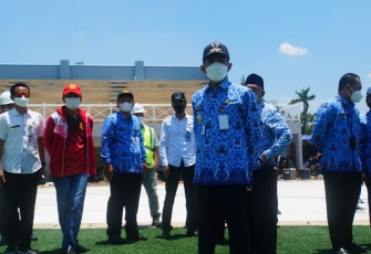 Bupati Haryanto tinjau renovasi stadion