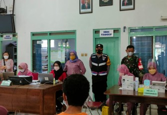 Pelaksanaan vaksinasi di Balai Desa Winong
