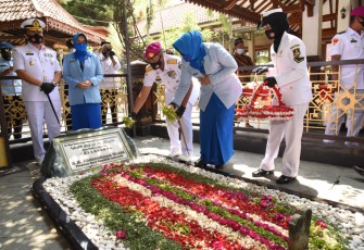 Gubernur Akademi Angkatan Laut (AAL), Mayjen TNI (Mar) Nur Alamsyah, S.E., M.M., M.,Tr (Han)., didampingi Ketua CBS Jalasenastri AAL, Ny. Ayu Nur Alamsyah bersama rombongan ziarahi makam KH. Abdurrahman Wahid (Gus Dur) di H-1 peringatan HUT ke-76 TNI tahun 2021, Senin (4/10)