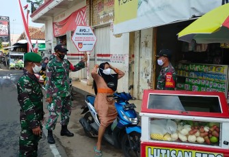 Babinsa Koramil 07/ memberikan himbauan prokes serta membagikan masker secara gratis di sekitaran Pasar Bandar Kabupaten Batang, Minggu (10/10/2021).