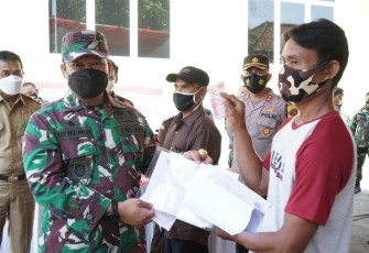 Dandim 0736/Batang Letkol Arh Yan Eka Putra menyerahkan batuan dari Menko Perekonomian kepada salah satu pedagang 